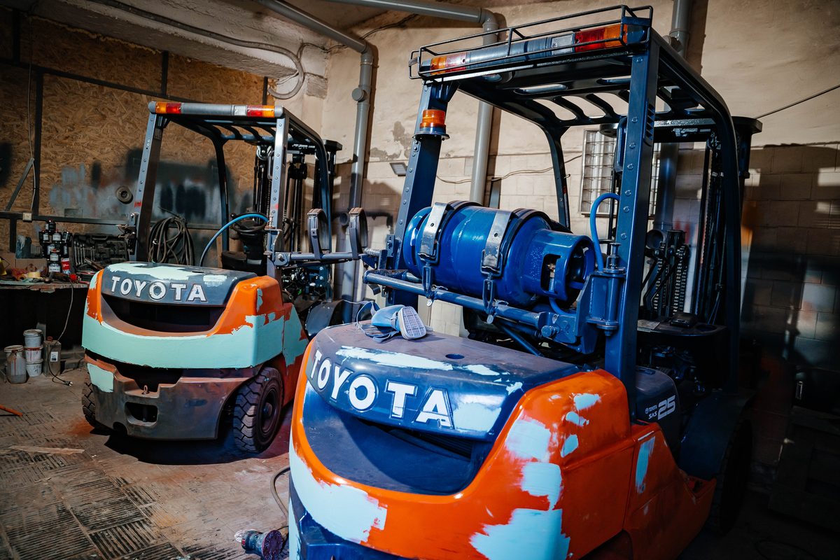 Газові навантажувачі Toyota в сервісному цеху IMPEX