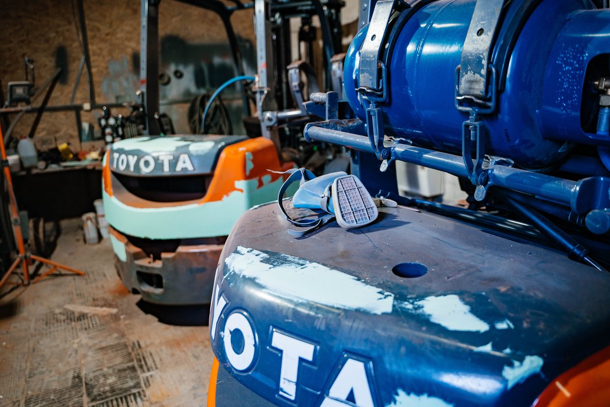 Газовий балон на навантажувачі Toyota крупним планом