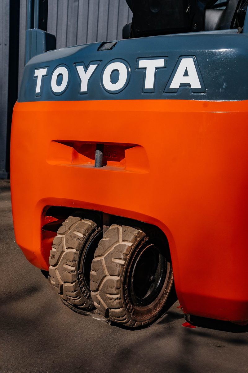 Изношенные задние колёса погрузчика Toyota