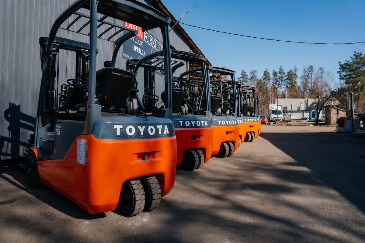 Ряд погрузчиков Toyota на площадке IMPEX Forklift