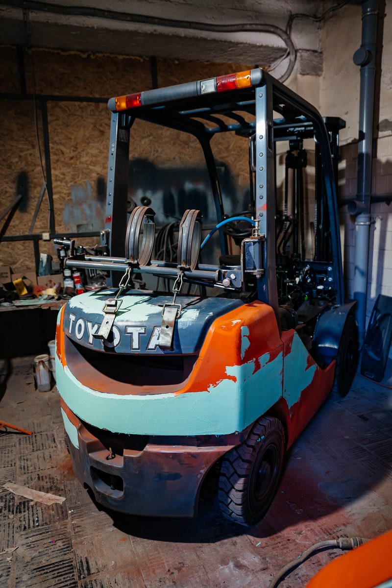 Газовый погрузчик Toyota в сервисном цехе IMPEX Forklift