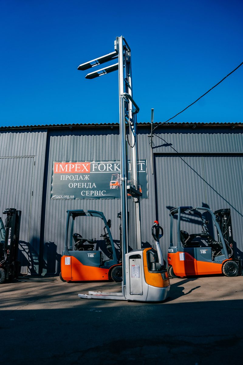 Штабелер с высотной мачтой на площадке IMPEX Forklift