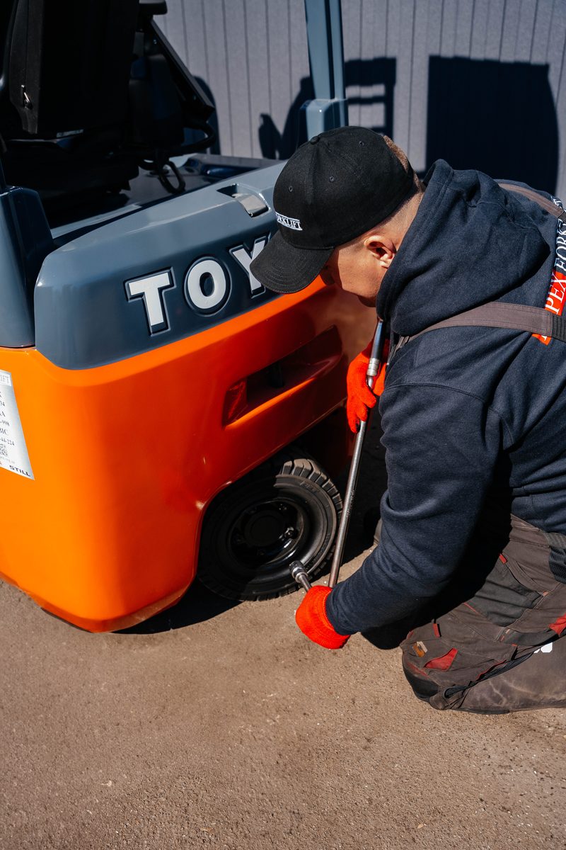 Обслуговування ходової навантажувача Toyota на СТО IMPEX