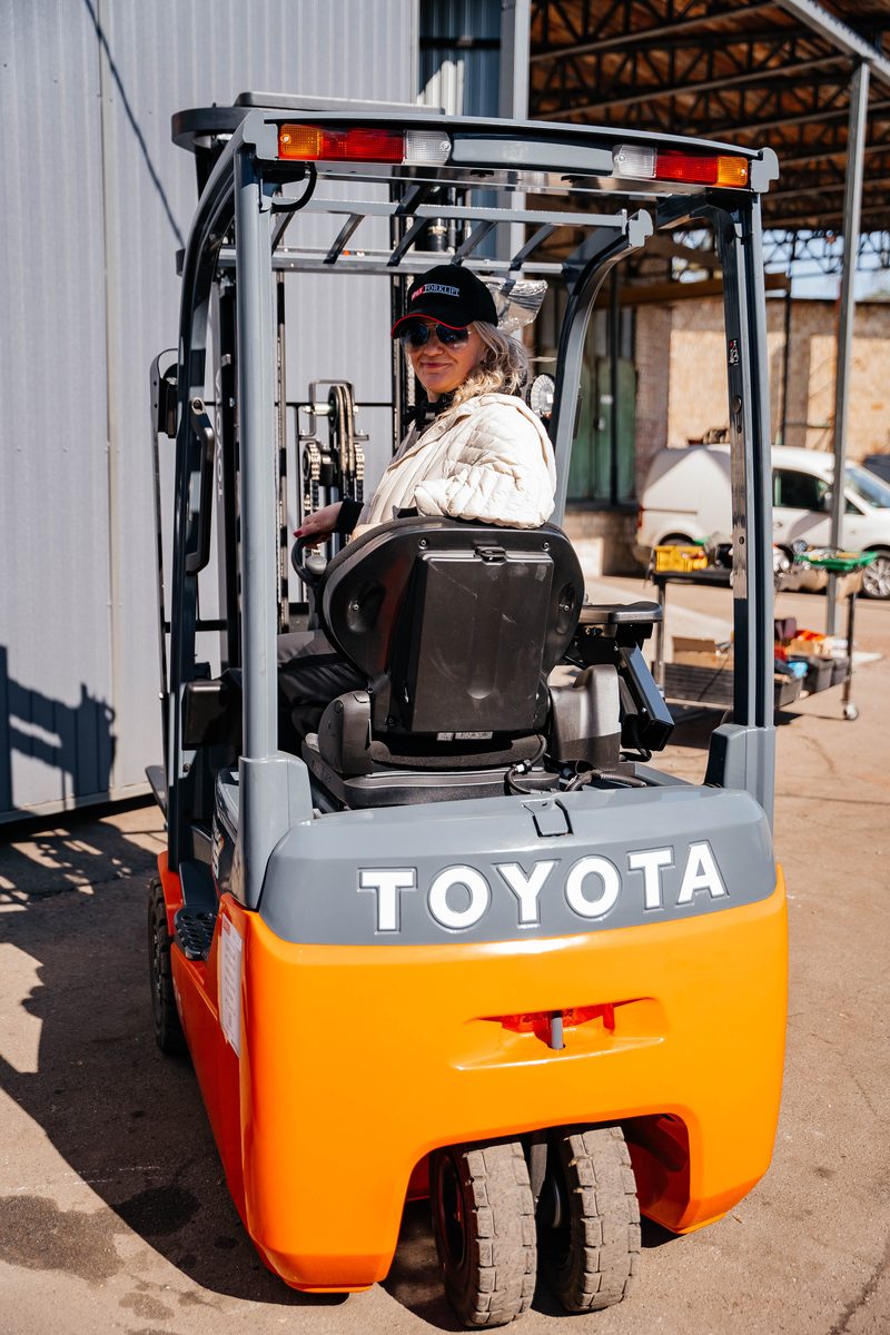 Оператор у кабіні навантажувача Toyota на майданчику IMPEX Forklift